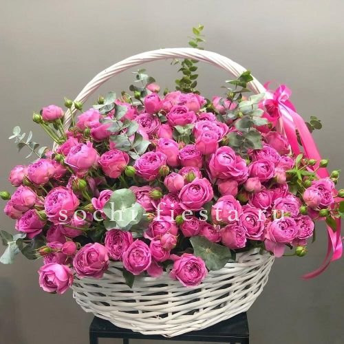 65 пионовидных кустовых роз в корзине в Москве