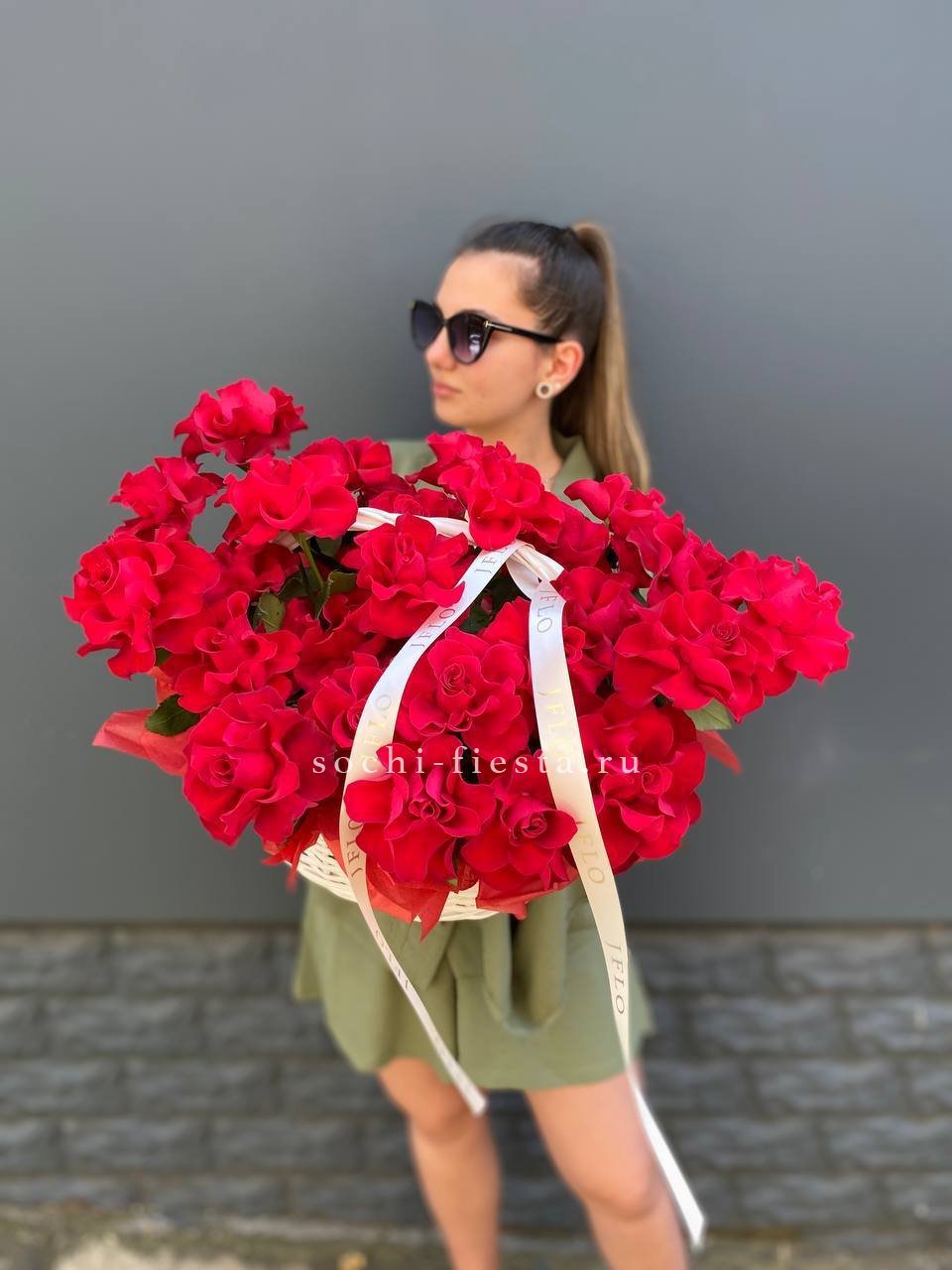 Красные французские розы в корзине с доставкой в Москве