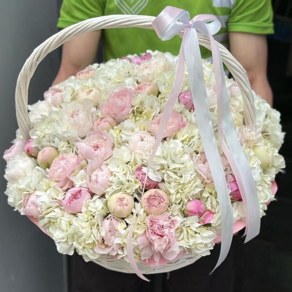 Премиум корзина гортензий и пионов в Москве