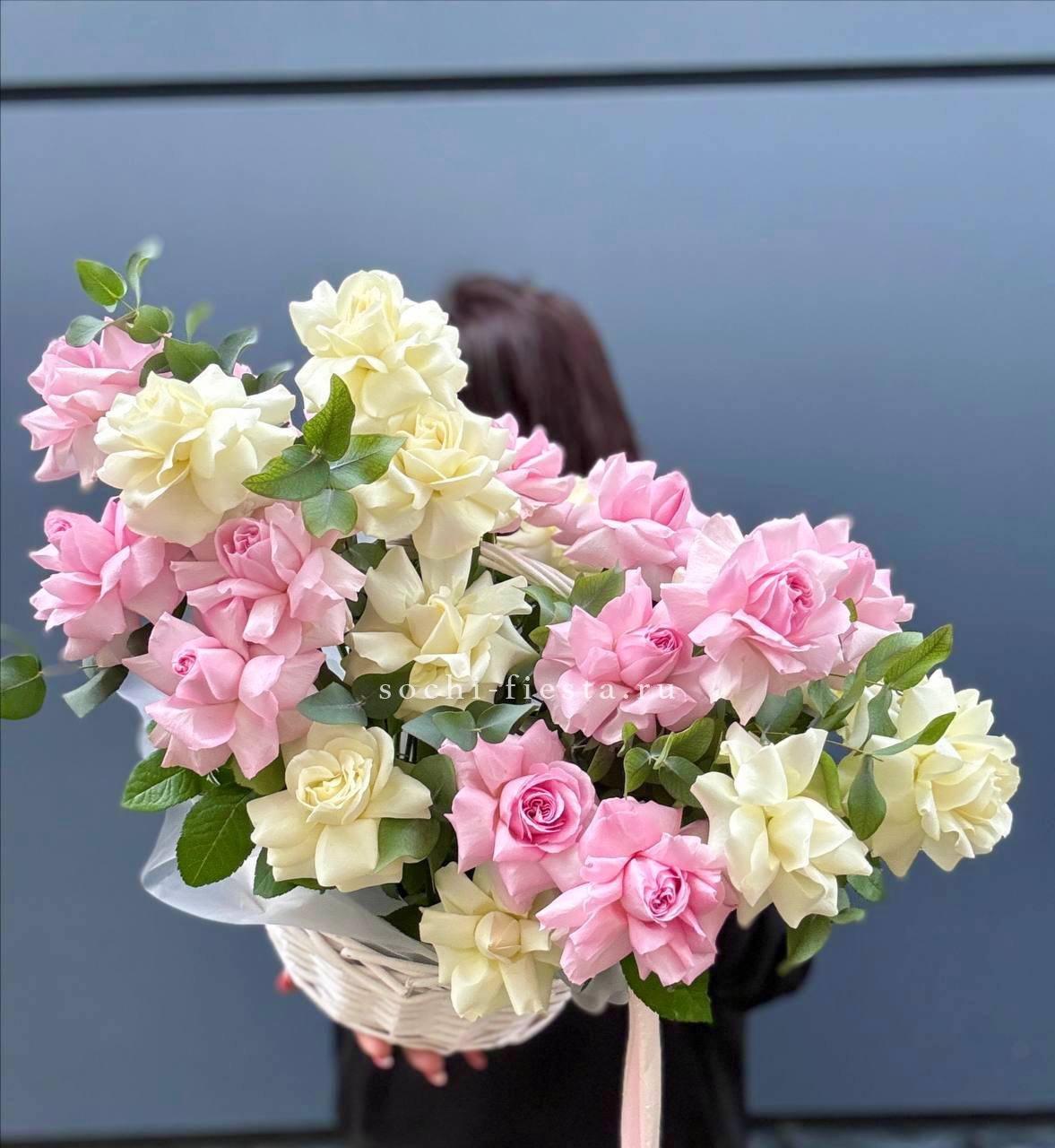 25 Французских роз в корзине в Москве