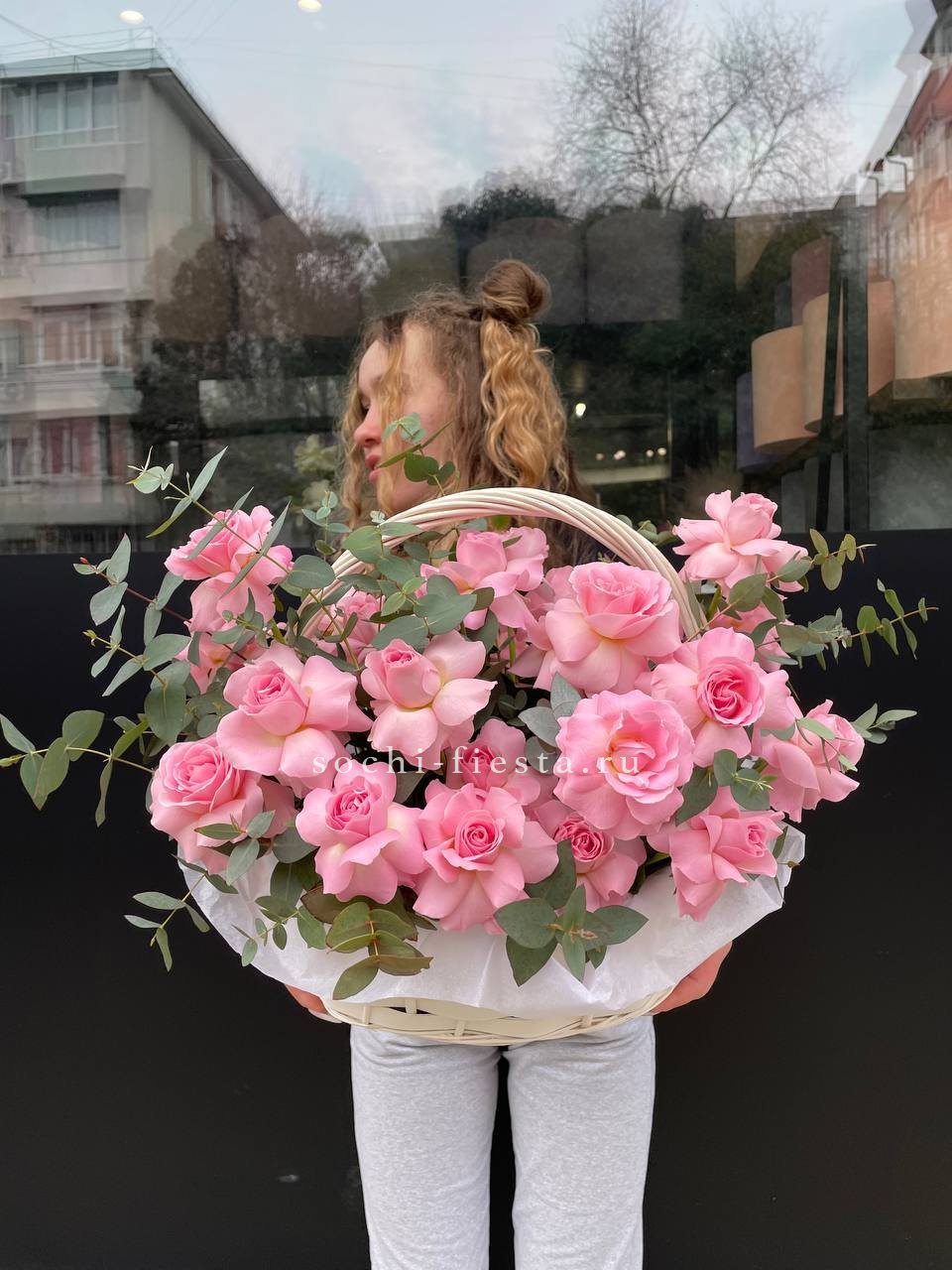 25 роз в Цветочной корзине Sweet Sugar в Москве