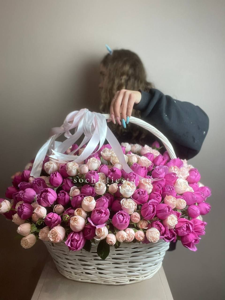 Премиум корзина пионовидных кустовых роз в Москве