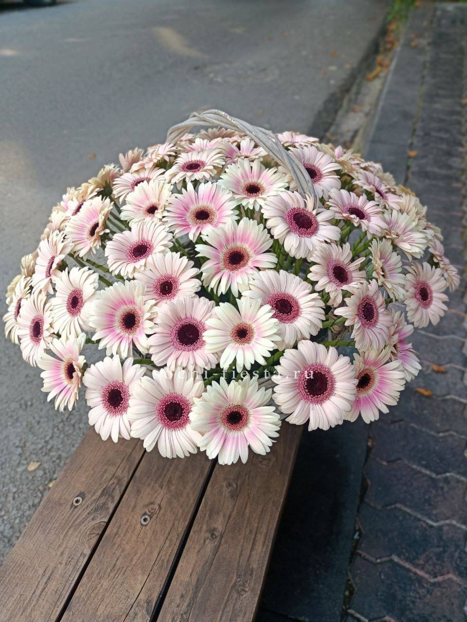 Корзина с герберами XXL в Москве