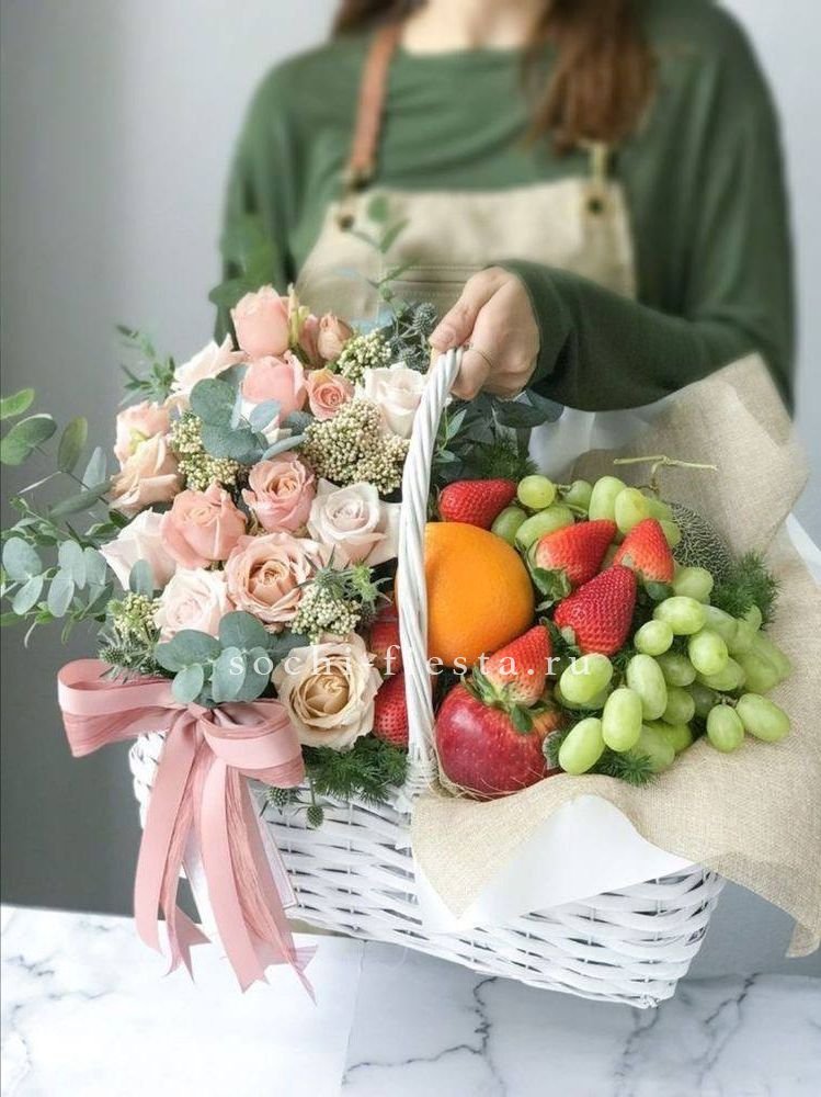 Фруктовая корзина c цветами в Москве