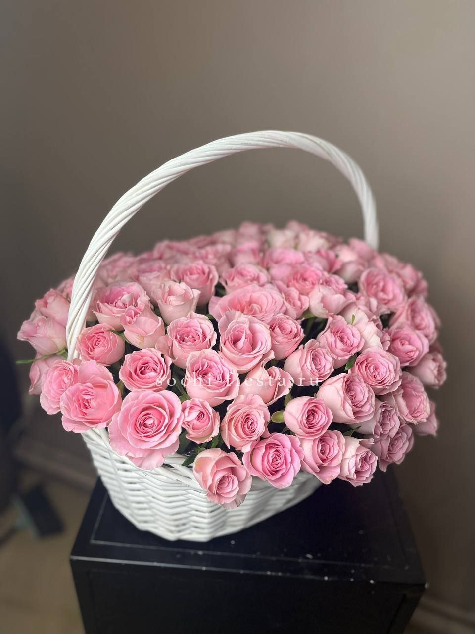 101 розовая роза в корзине в Москве