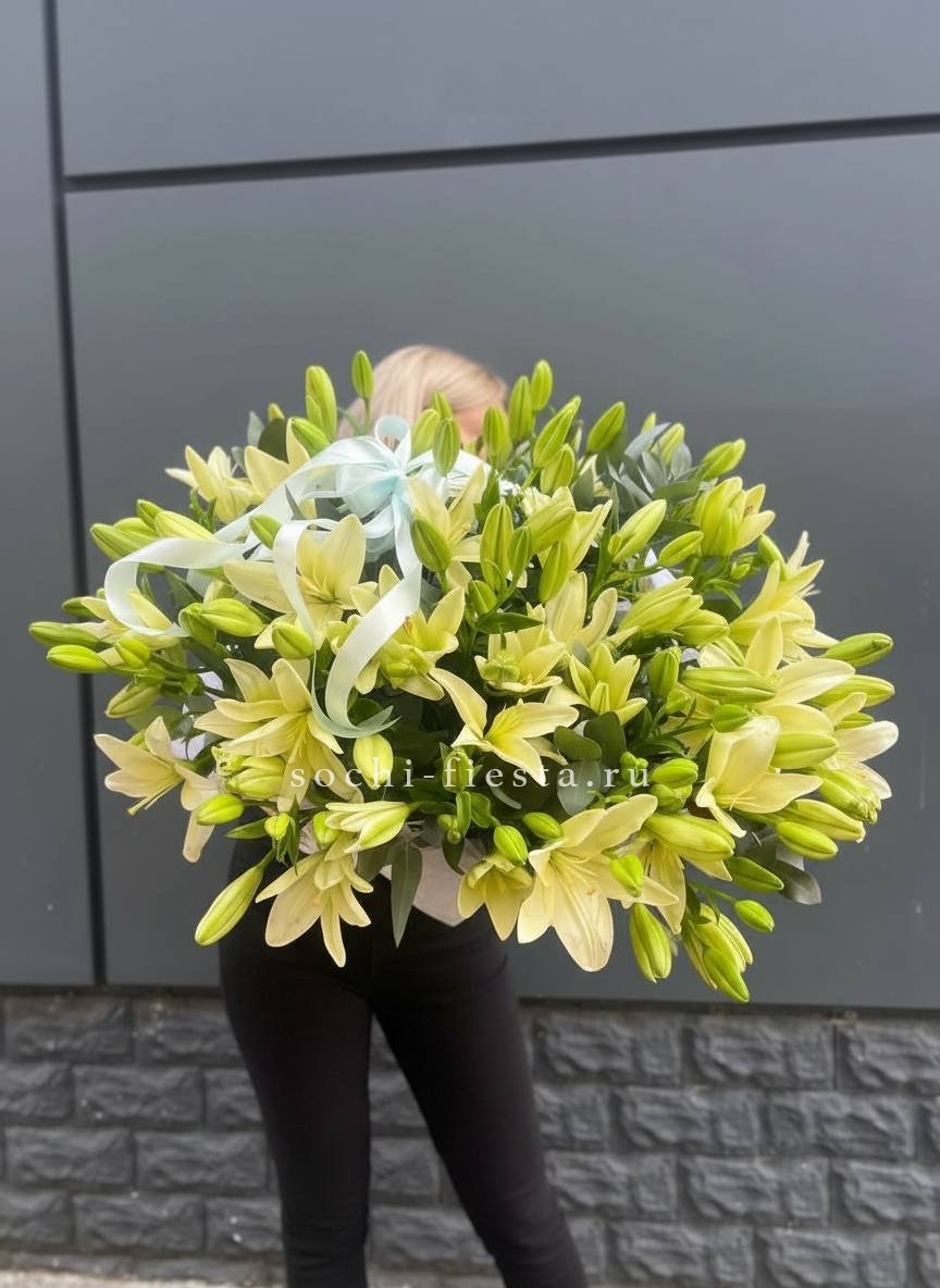 Лилии в корзине в Москве