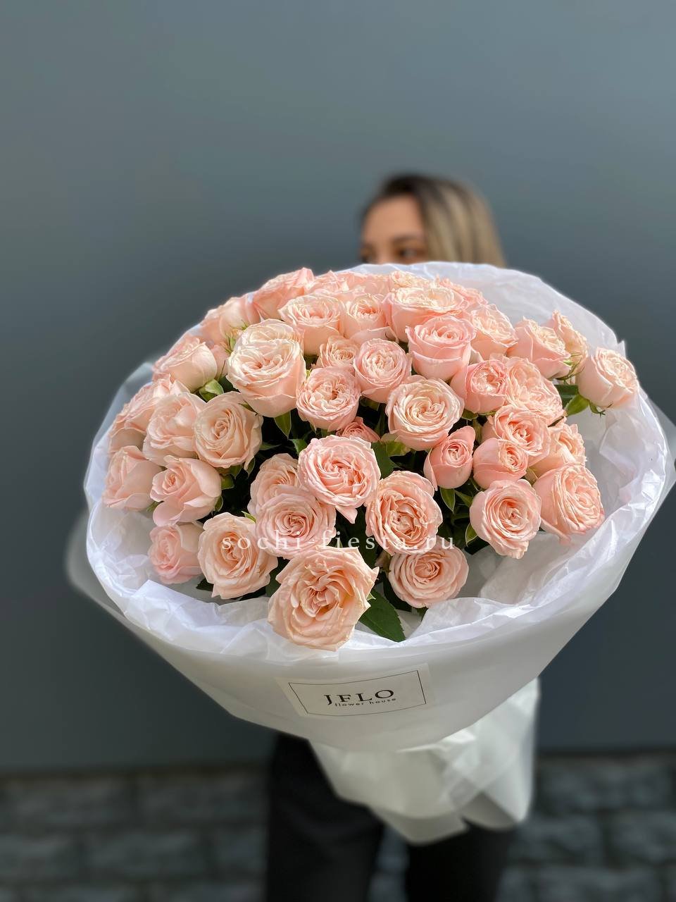 Букет кустовых роз Бомбастик с доставкой в Москве