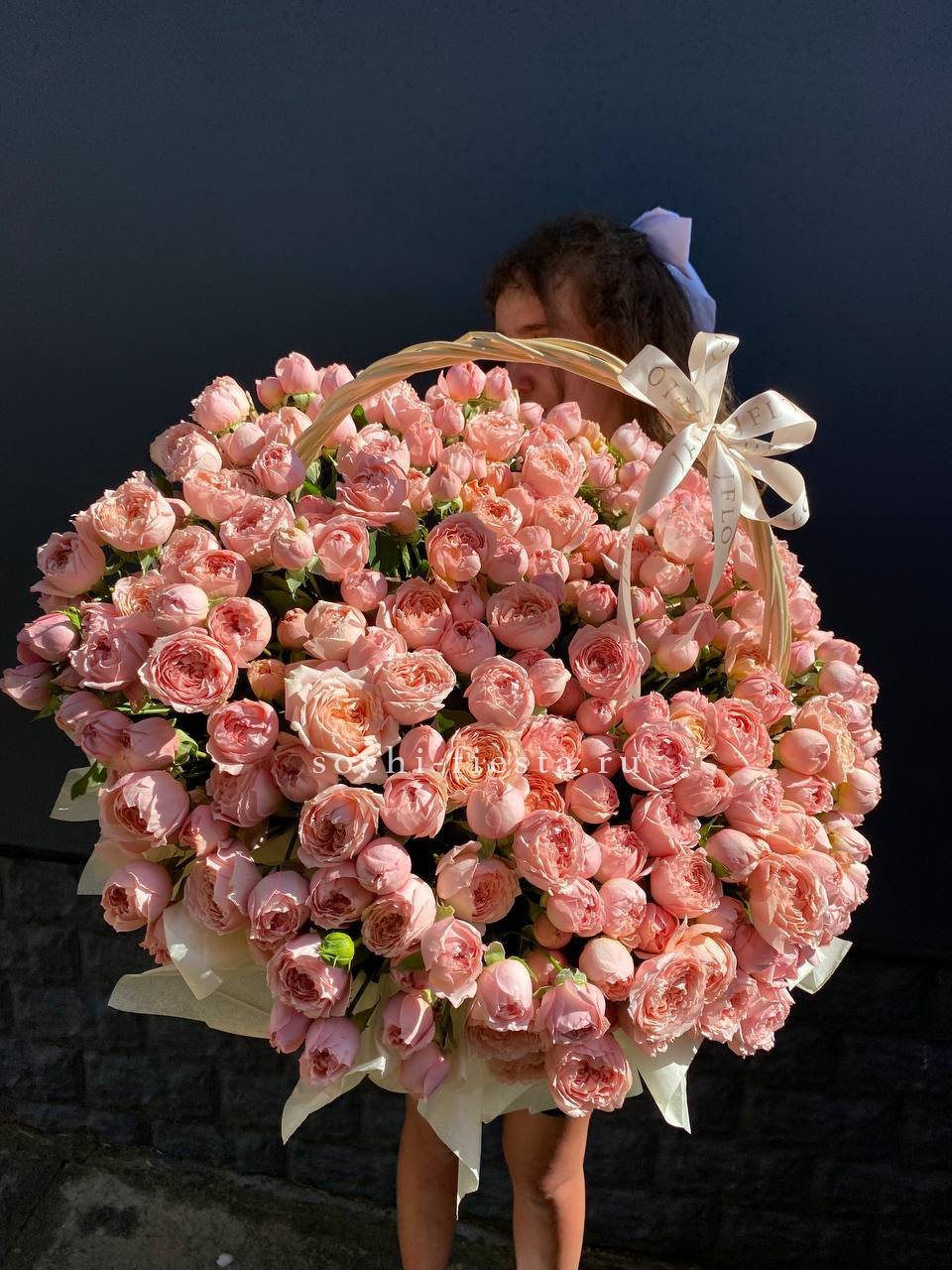 Корзина из пионовидных роз в Москве
