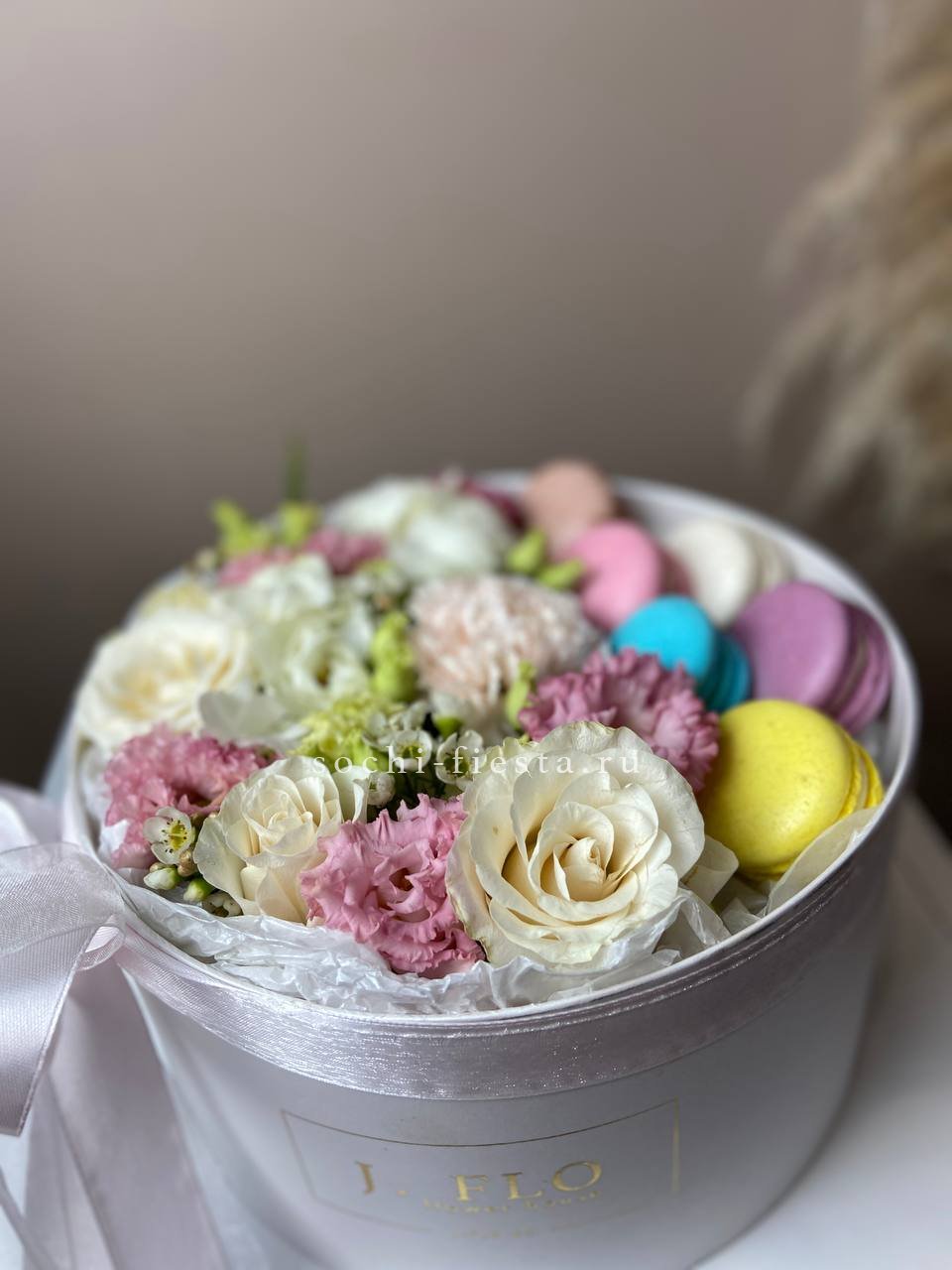 Цветы в цилиндре с макаронс Прованс в Москве