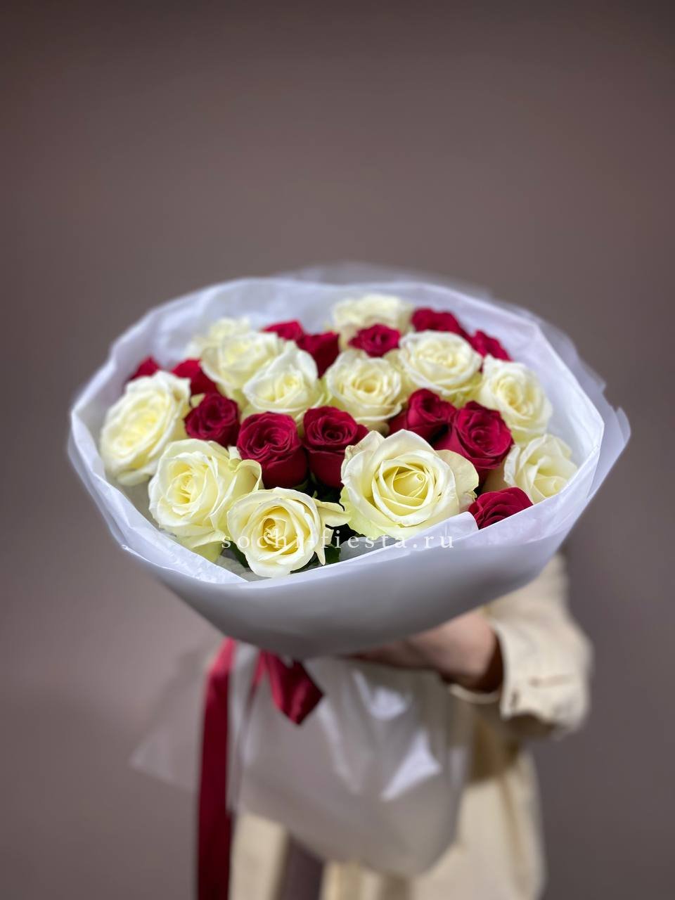 Букет их красных и белых 25 роз в Москве