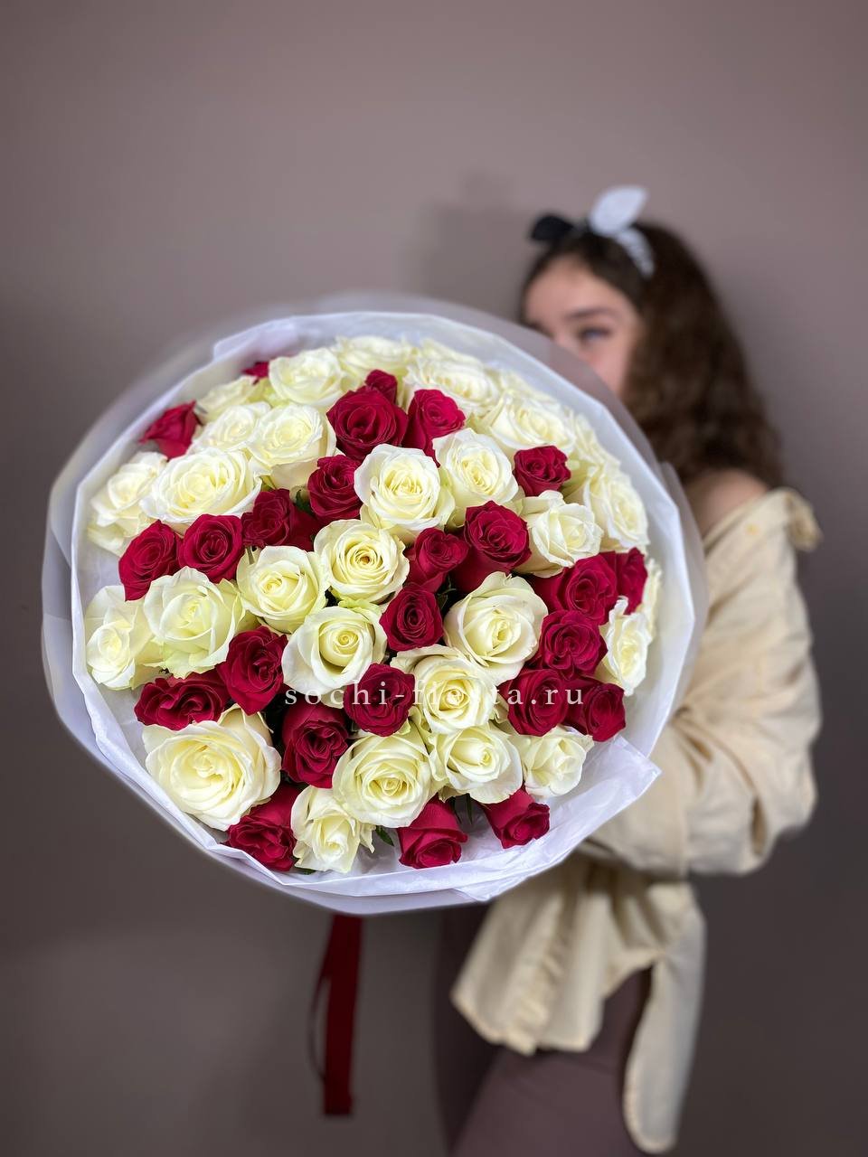 Микс из 55 роз в Москве