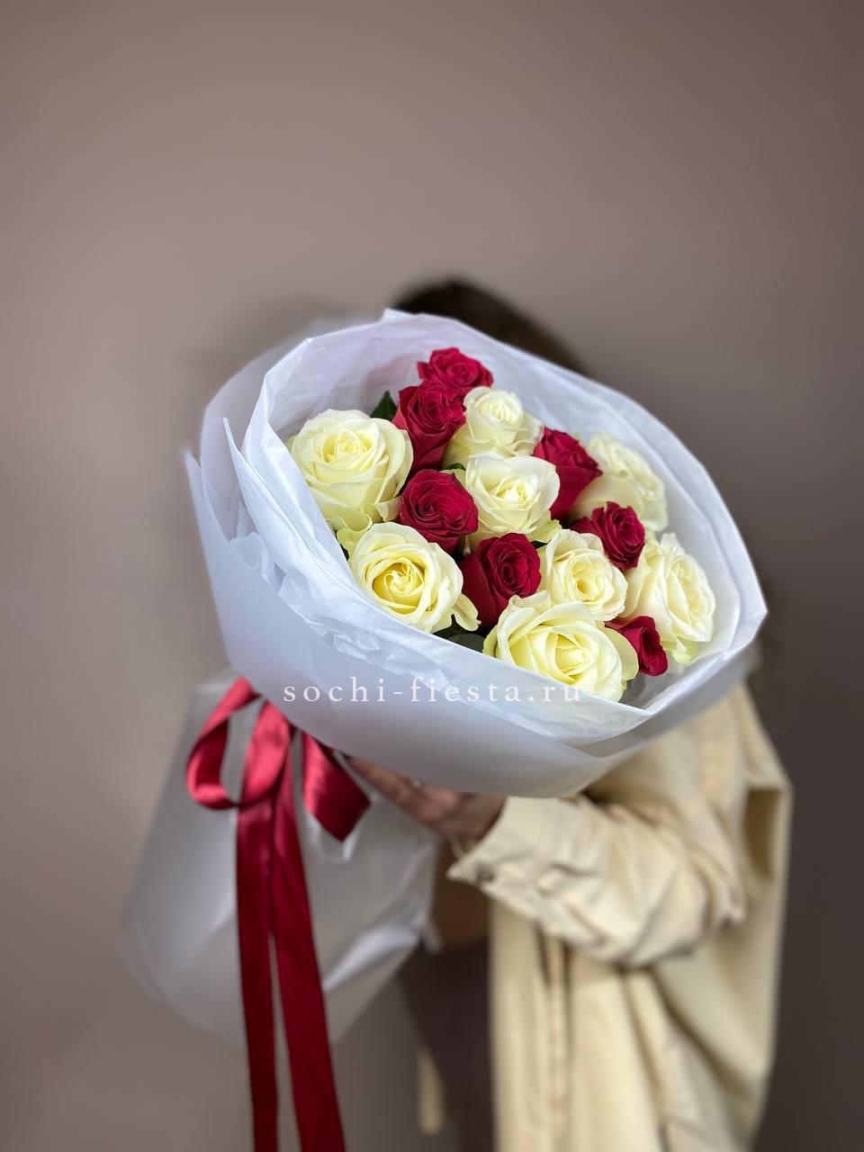 Букет из красных белых 15 роз в Москве
