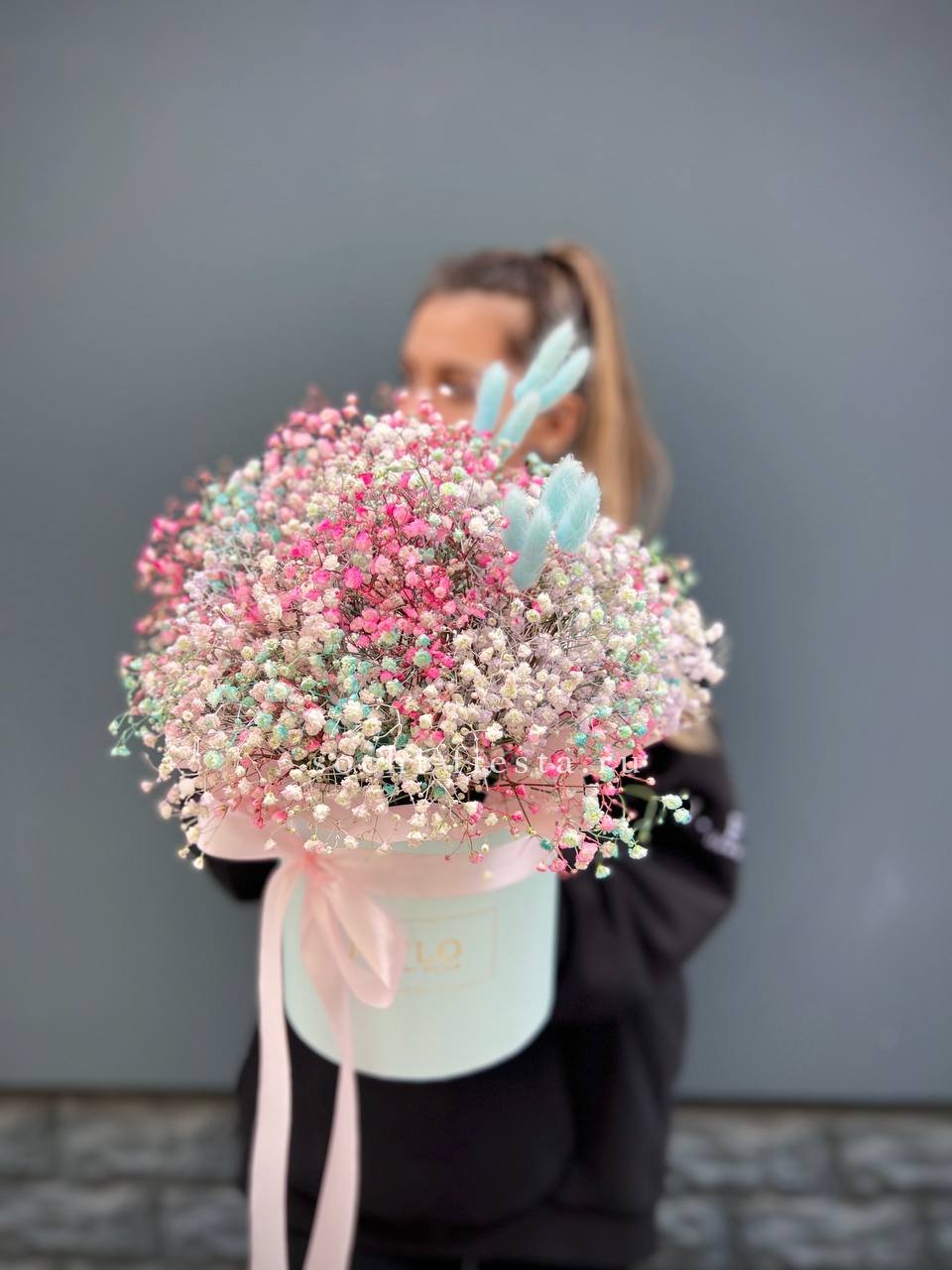 9 Радужных гипсофилы в шляпной коробке в Москве