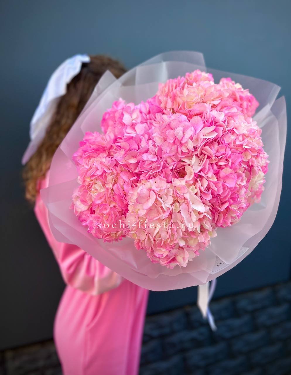 9 ярко розовых гортензий в Москве
