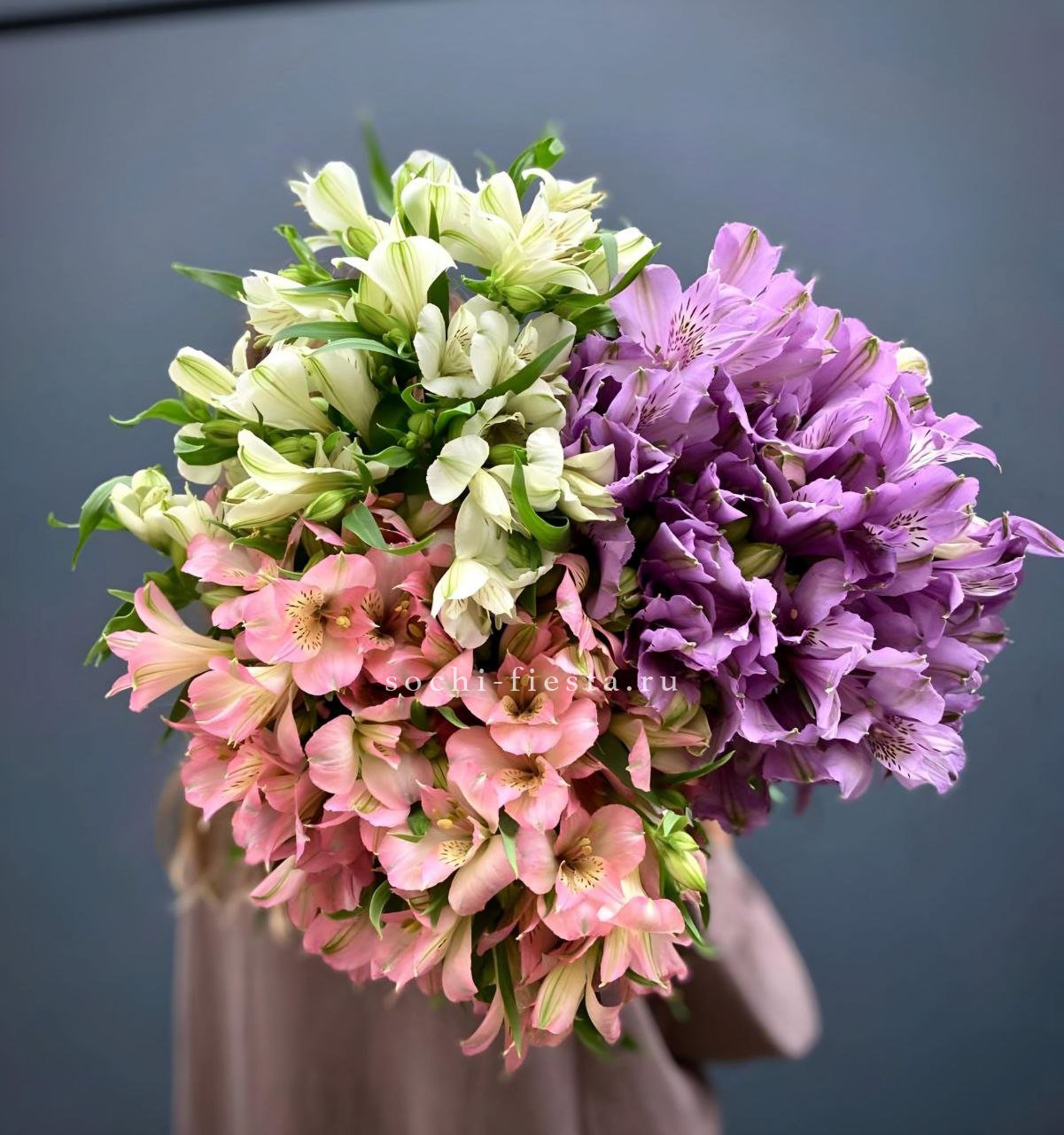 Охапка Альстромерии в Москве