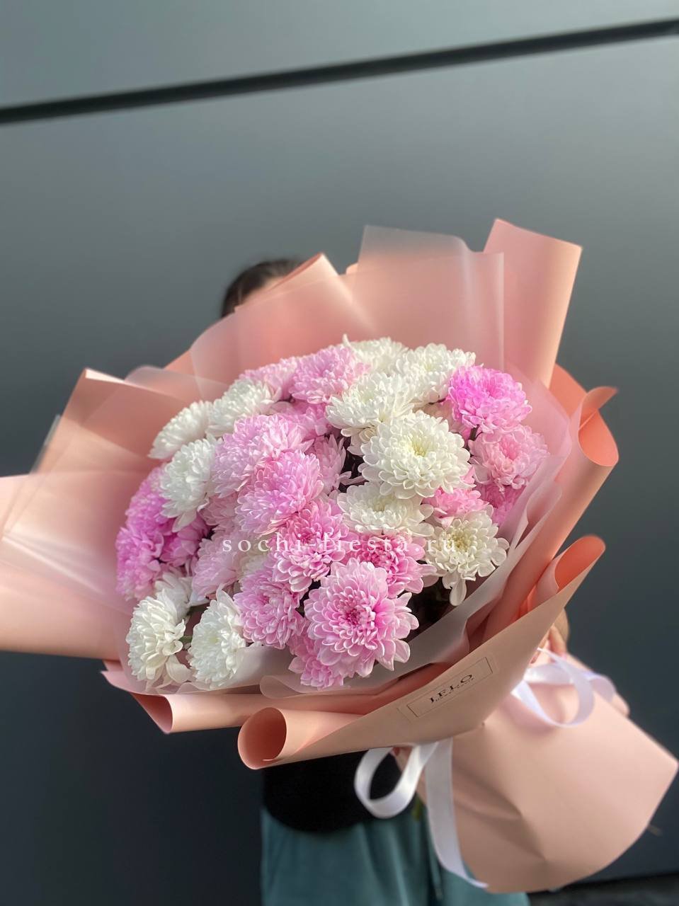  Букет бело-розовых хризантем  в Москве