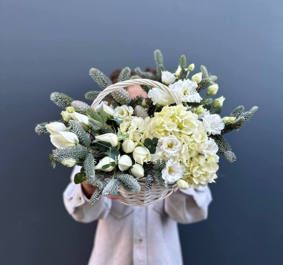 Новогодняя корзина с цветами в Москве