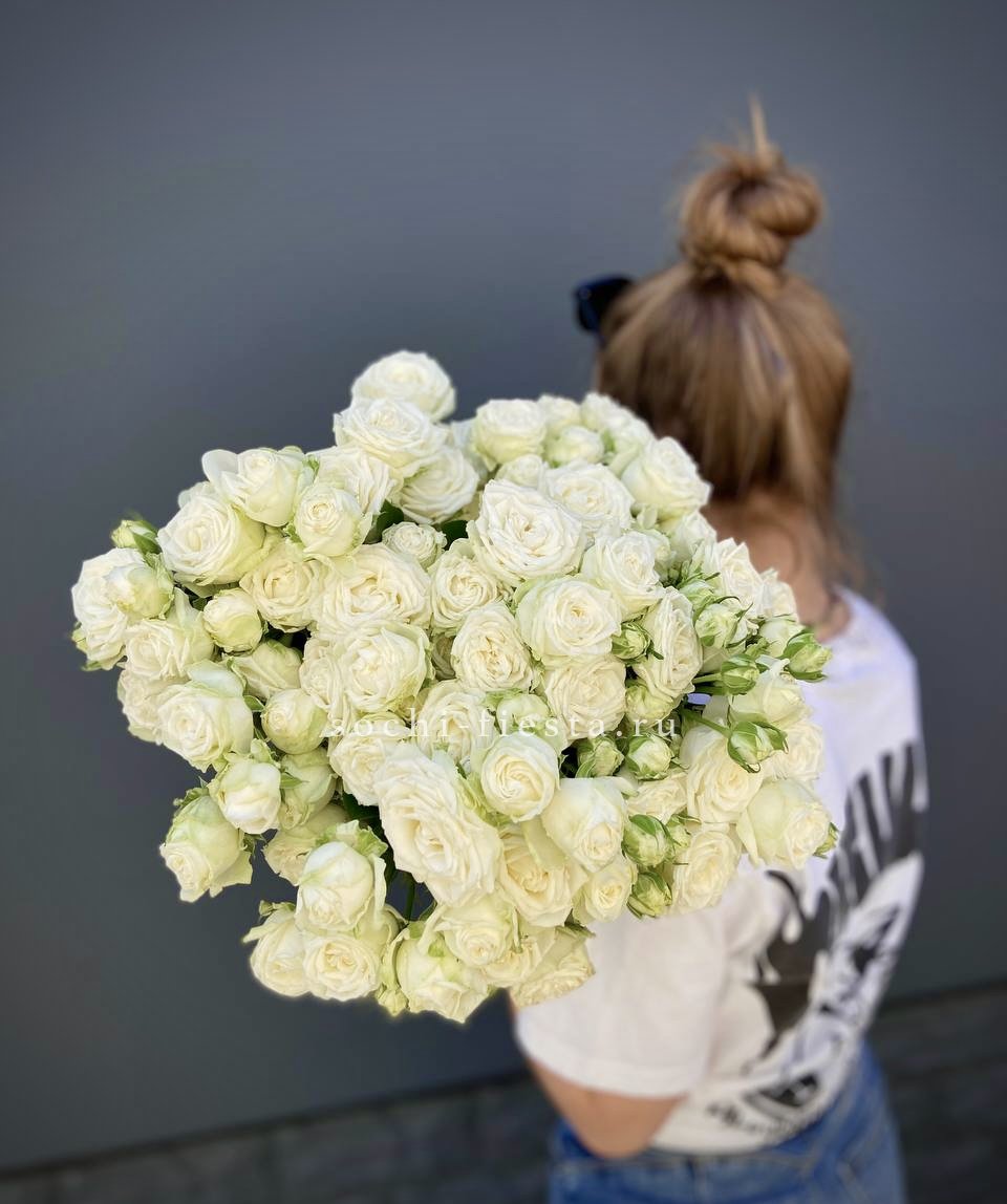 Охапка кустовых роз Бомбастик  White в Москве