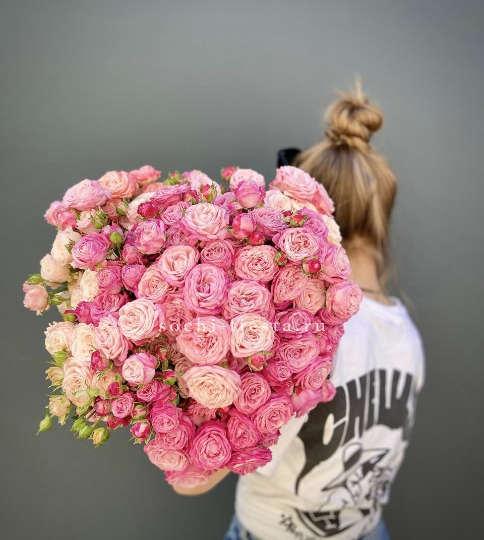 Охапка кустовых роз Бомбастик Pink в Москве