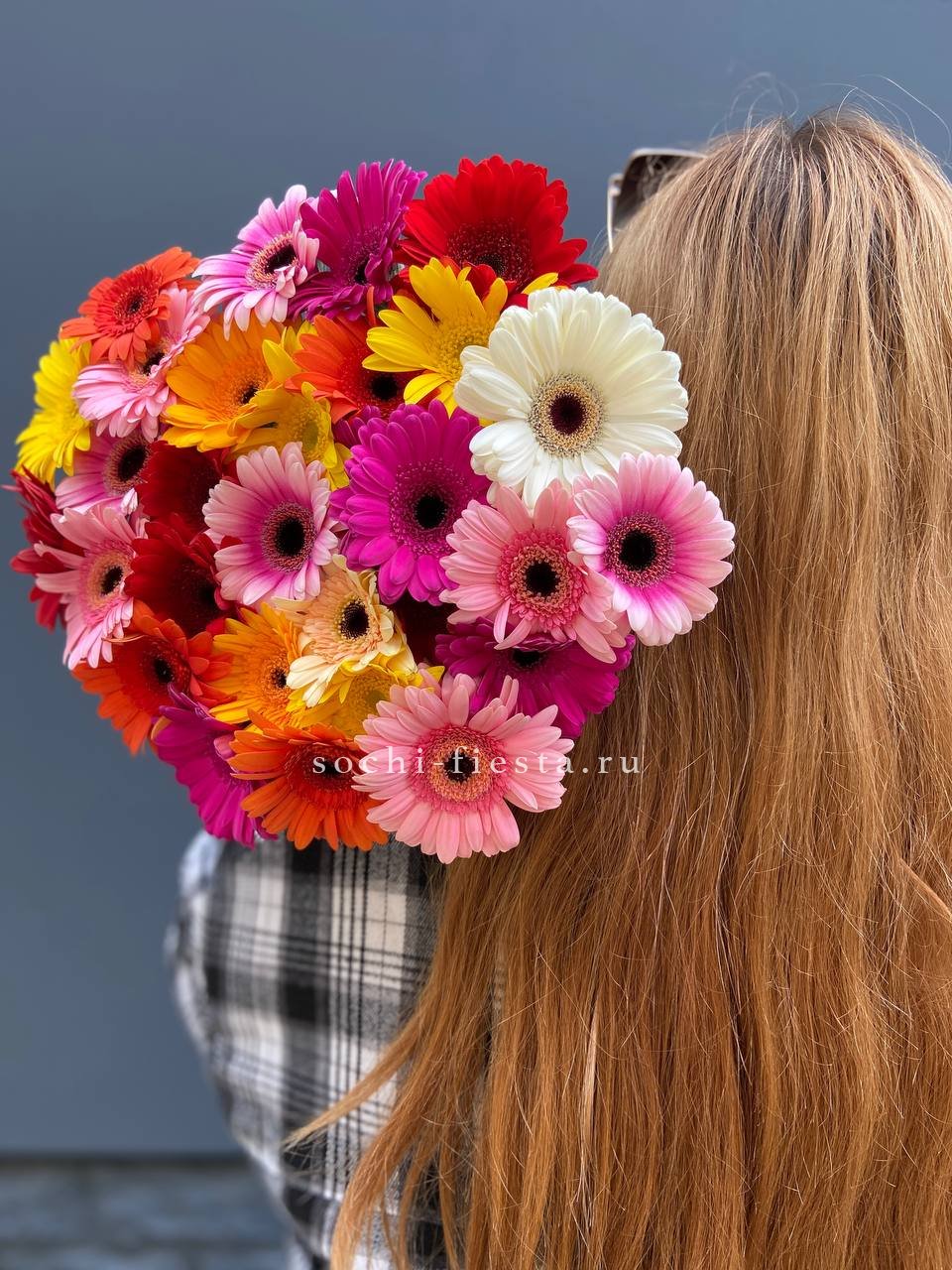 Охапка Гербер Разноцветных в Москве