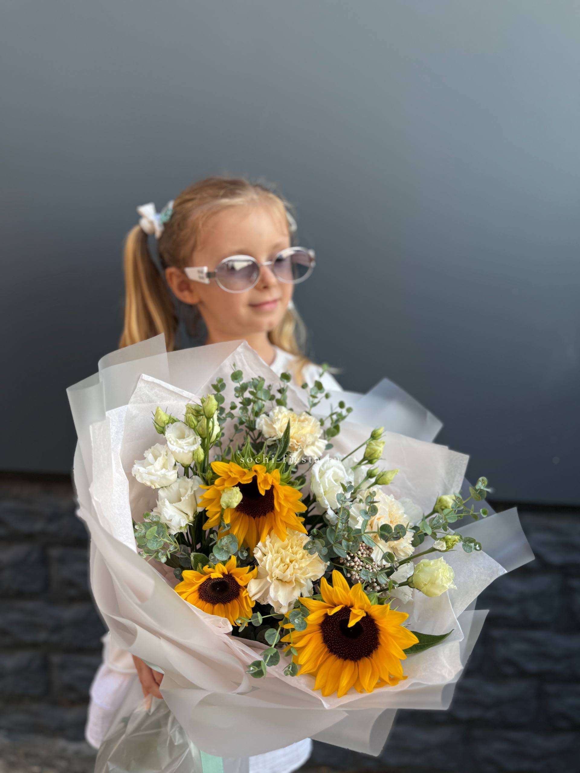  Букет  из стойких цветов с подсолнухами в Москве