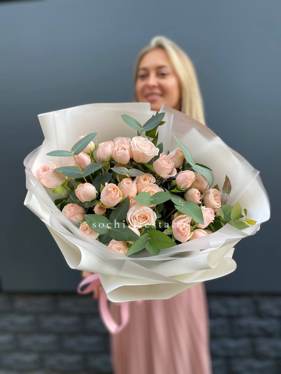 Букет кустовых роз "FRESH" с доставкой в Москве