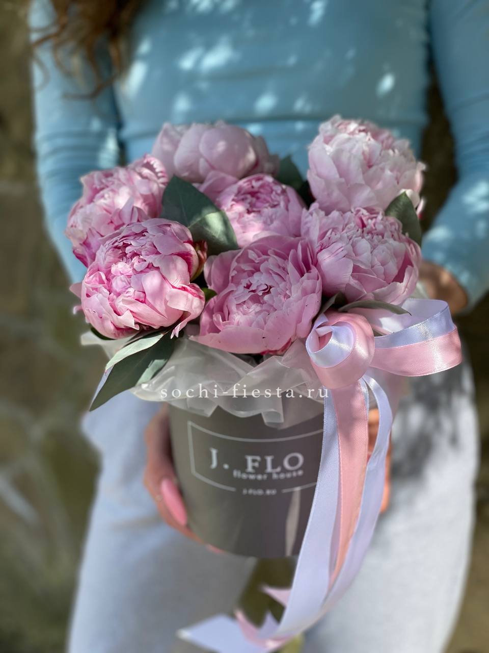 Цилиндр пионов с эвкалиптом Mini в Москве