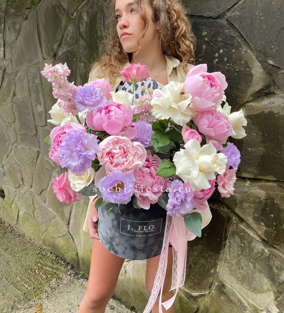 Дизайнерский цилиндр с пионами в Москве