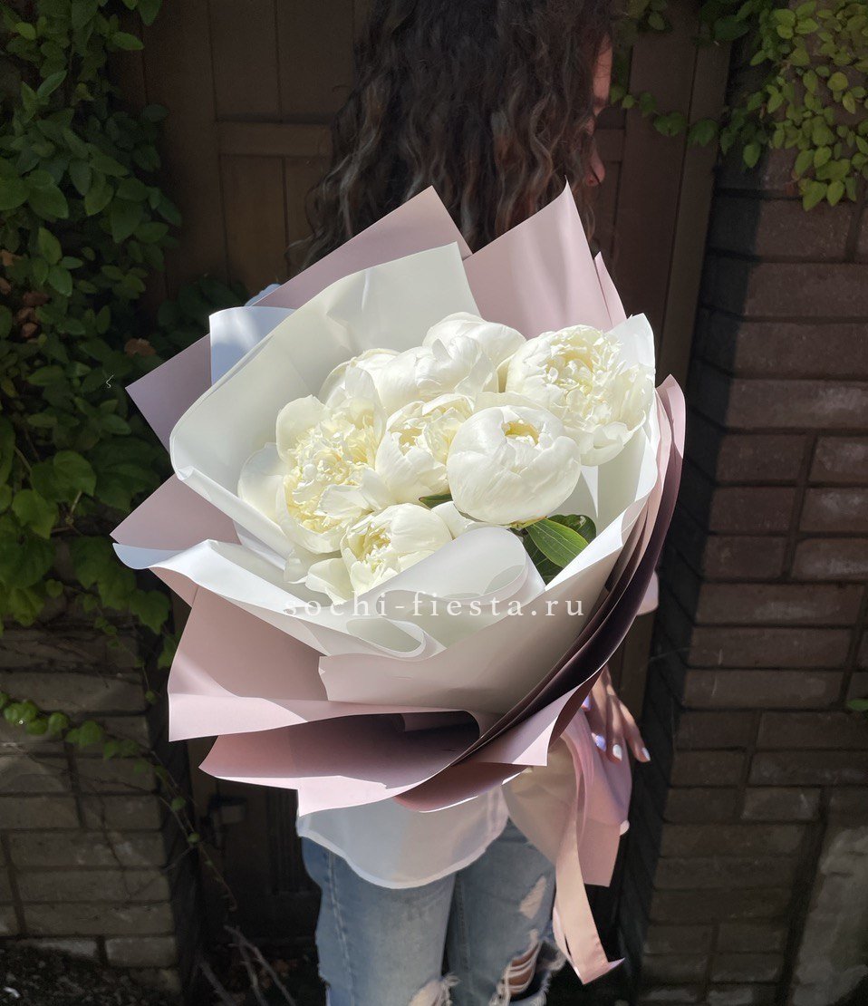 9 белоснежных пионов в Москве