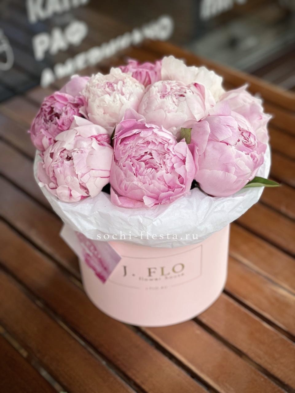 Цилиндр с пионами "Lily" в Москве