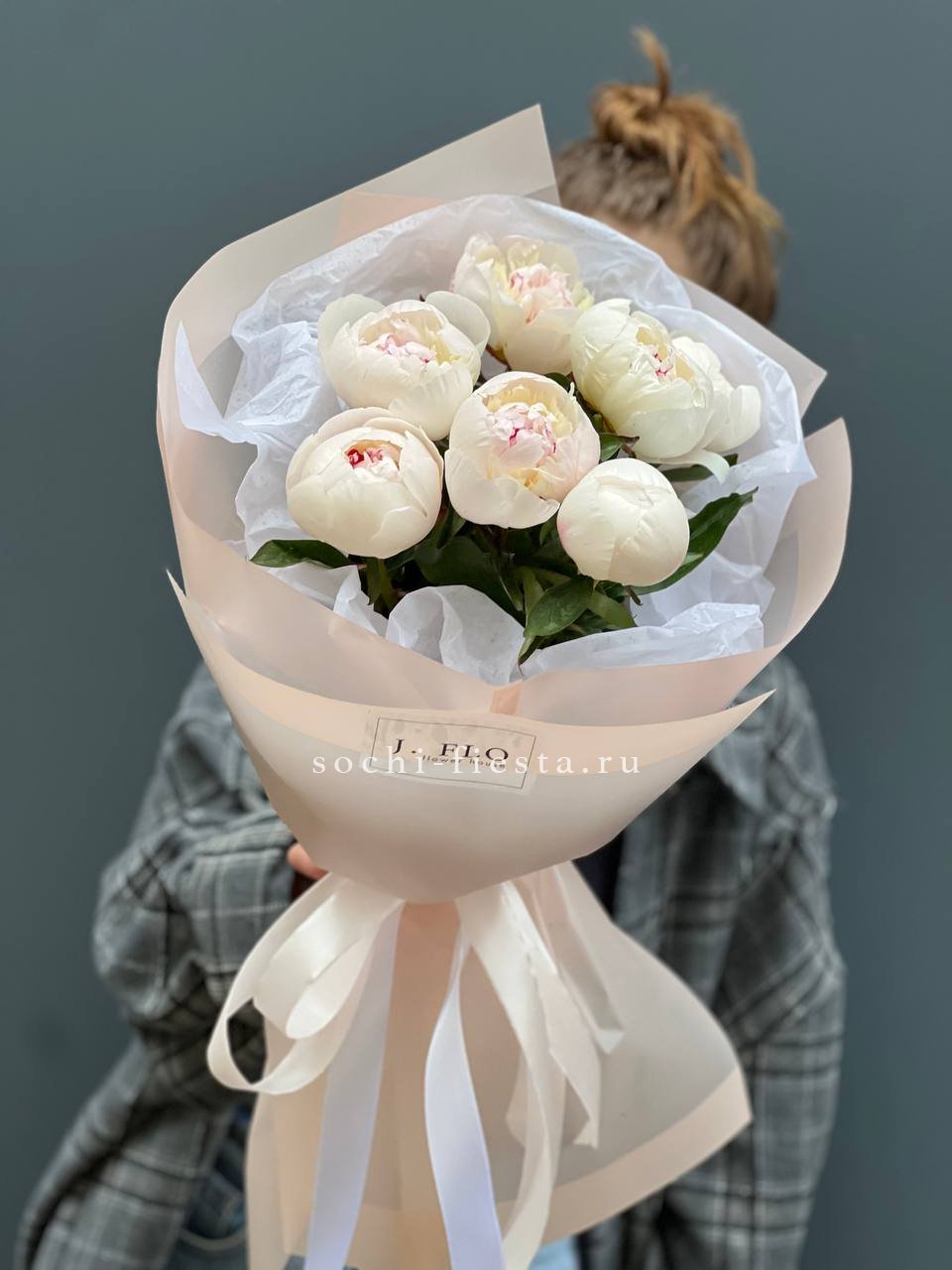 Букет белых пионов в Москве