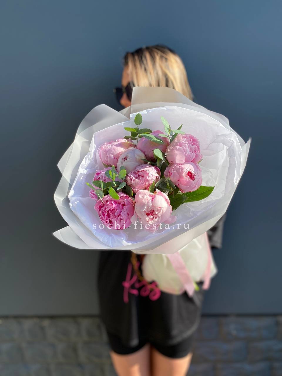 9 пионов с эвкалиптом в Москве