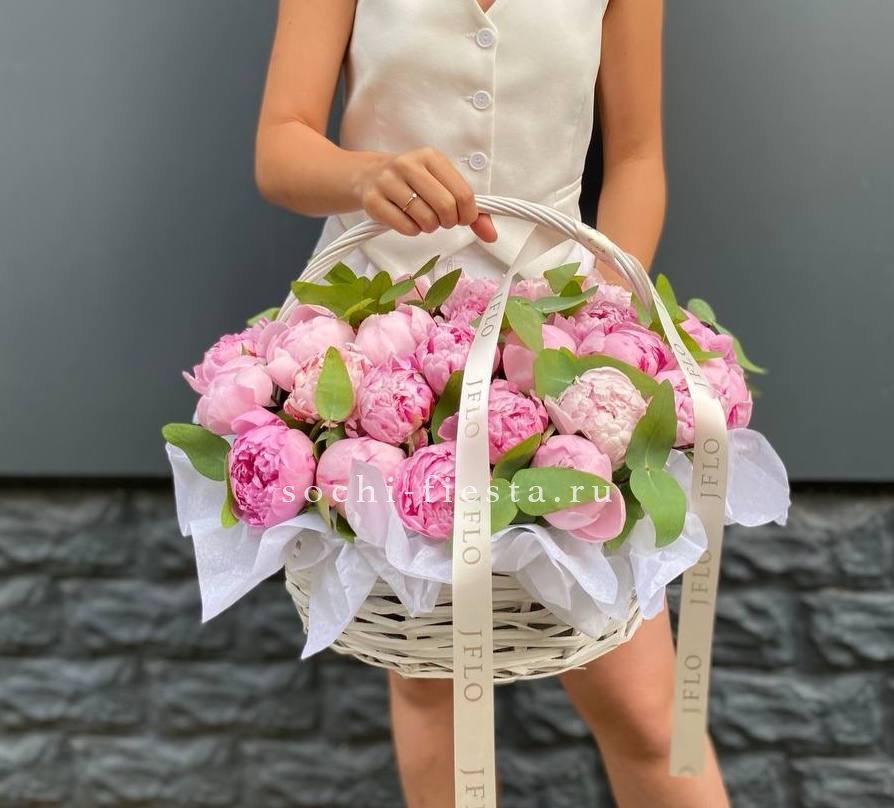 29 пионов в корзине в Москве