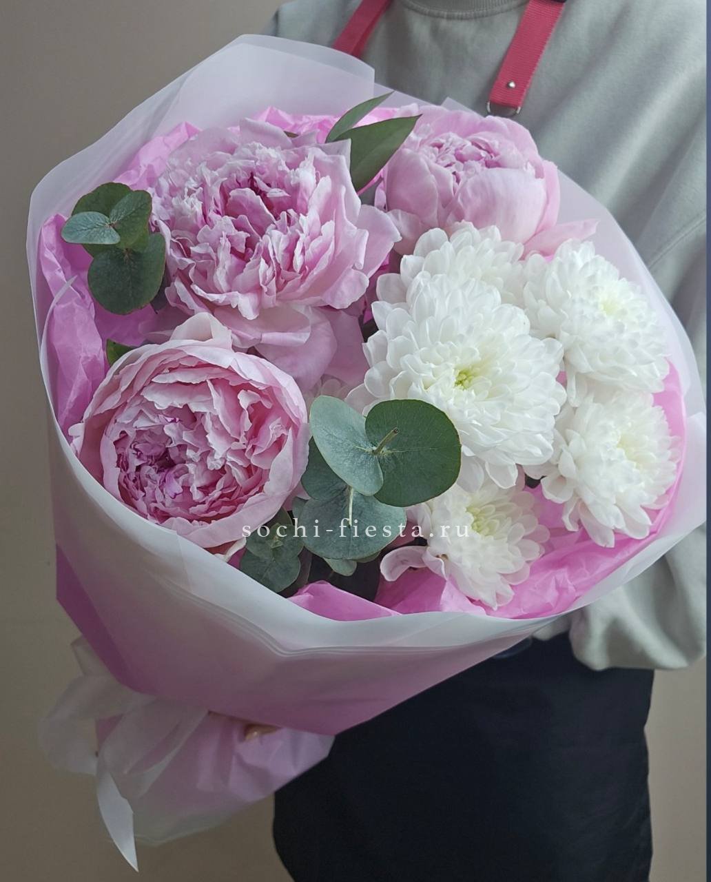  Букет комплимент с пионами в Москве