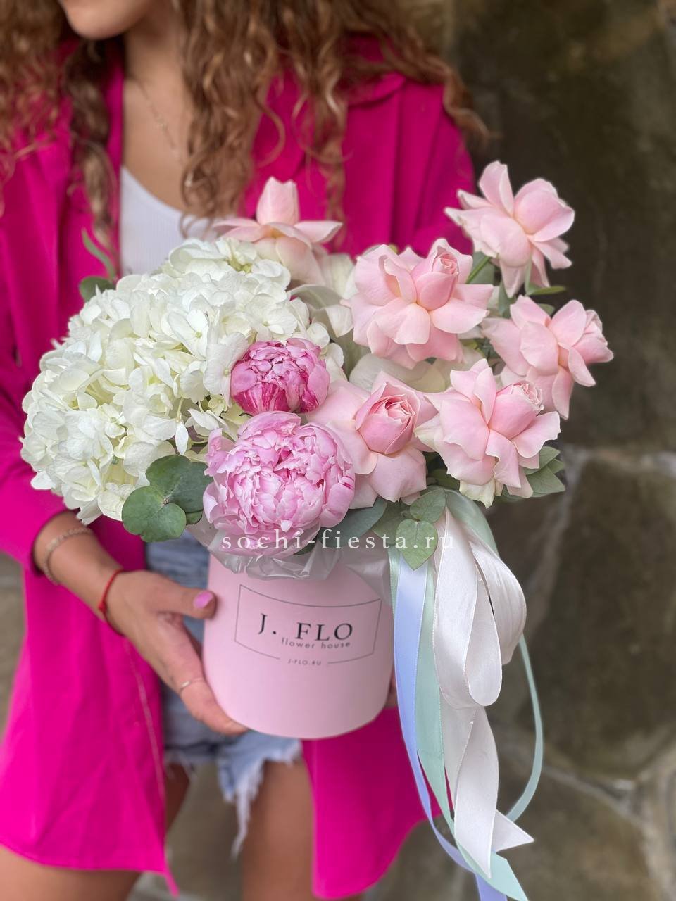 Цилиндр с пионами "Alisiya" в Москве