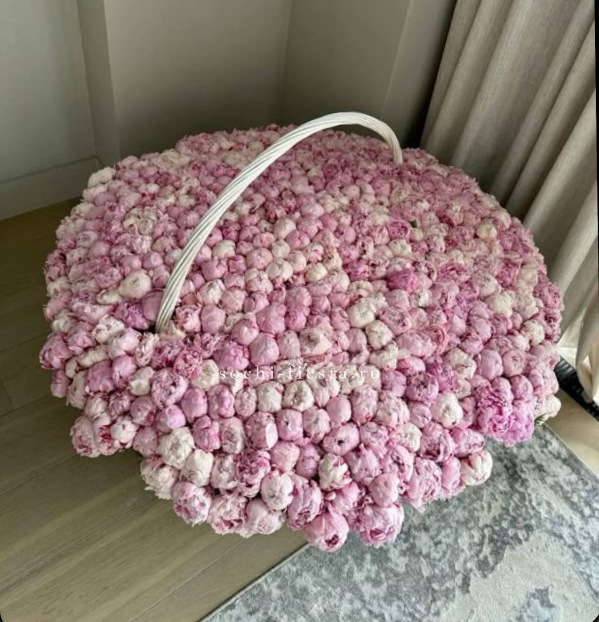 Корзина 555 пионов в Москве