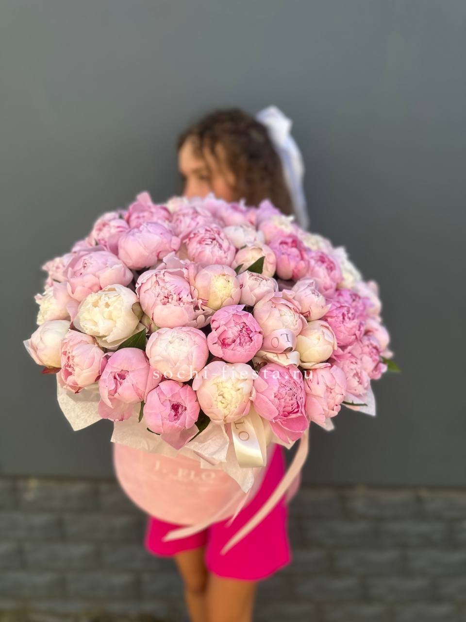 51 нежных пионов  в цилиндре в Москве