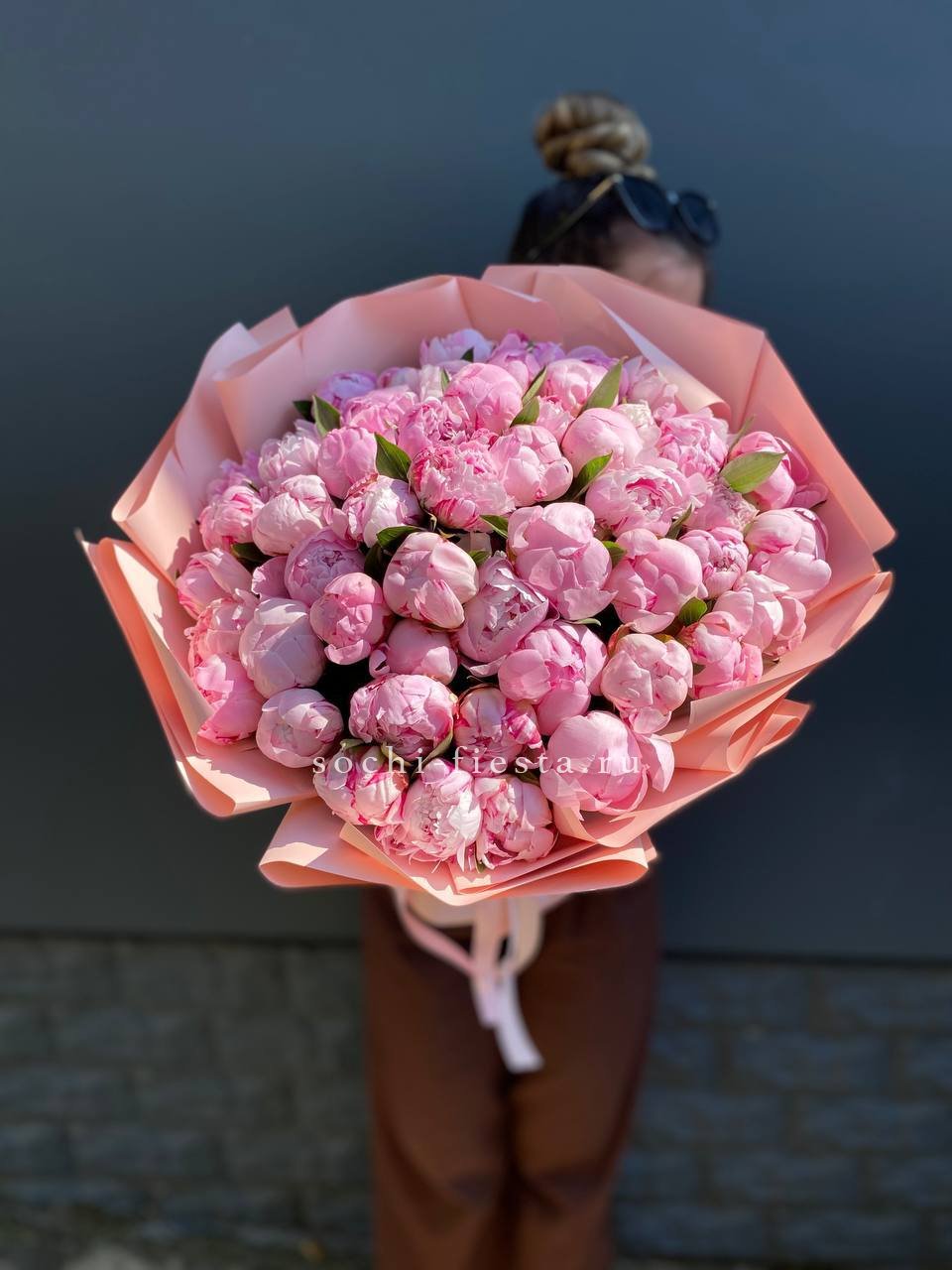 Нежный букет 51 пионов  в Москве