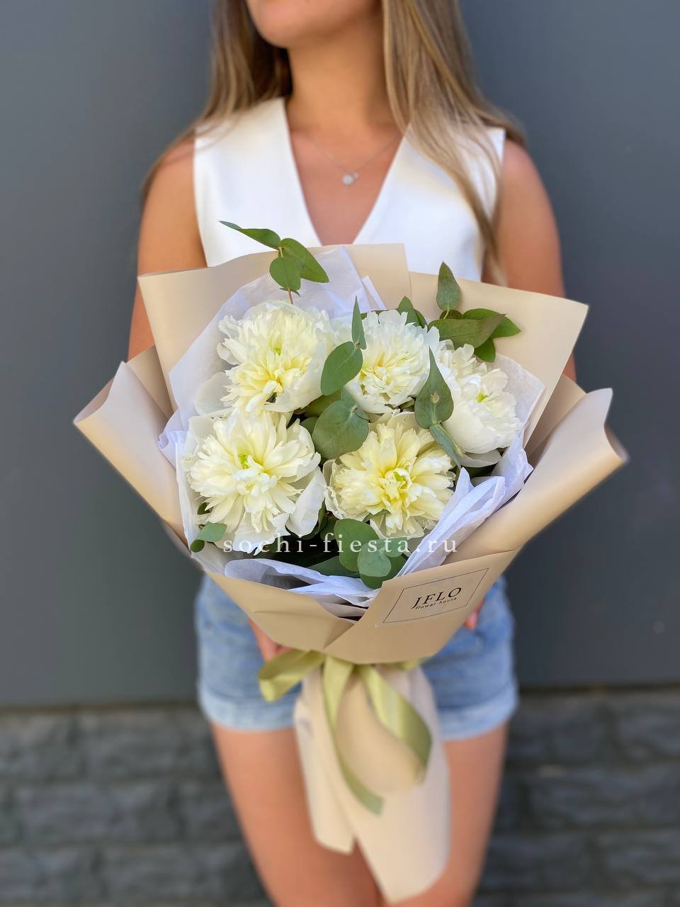  Букет белых пионов в Москве