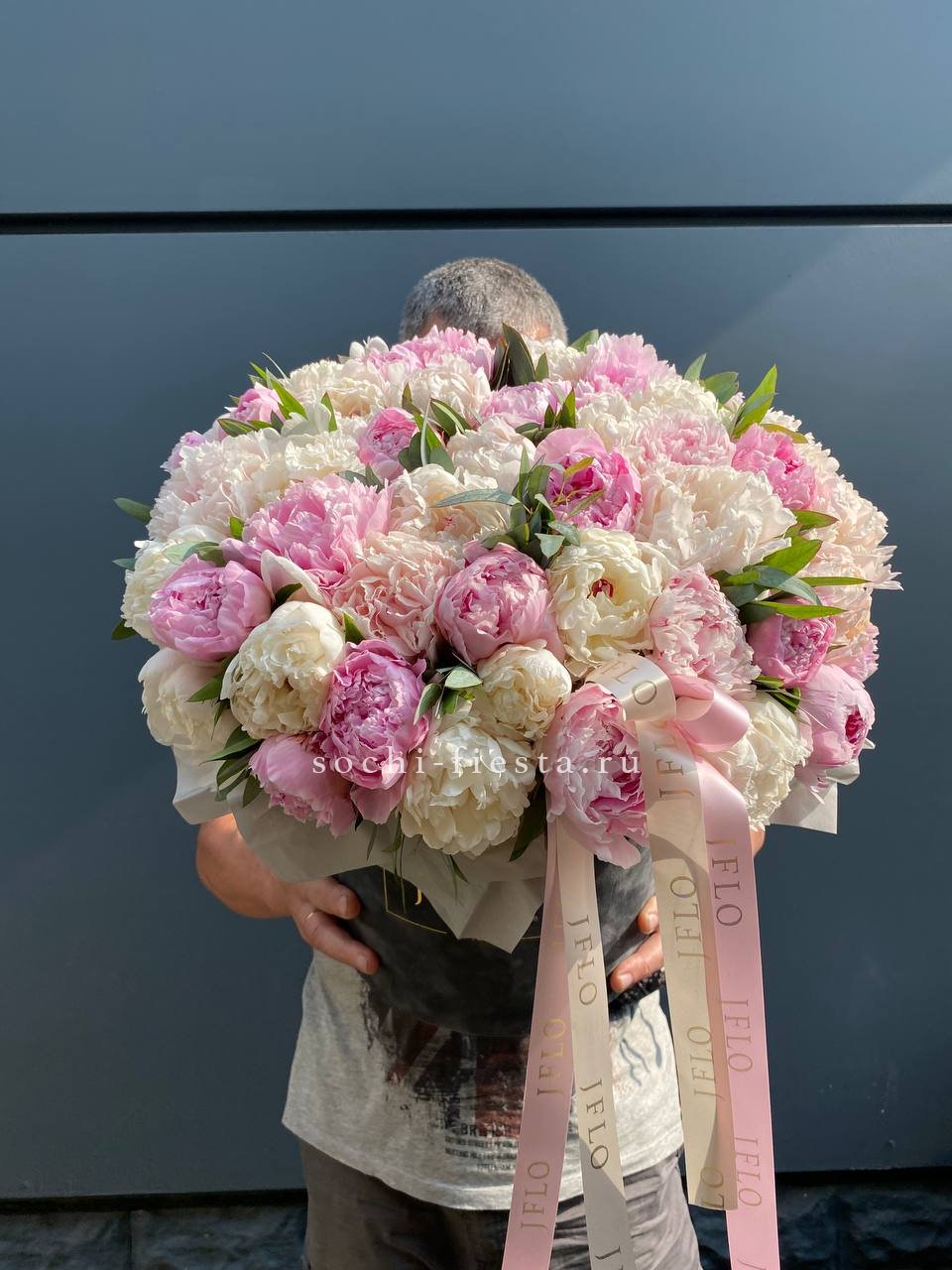 51 пионов в боксе в Москве