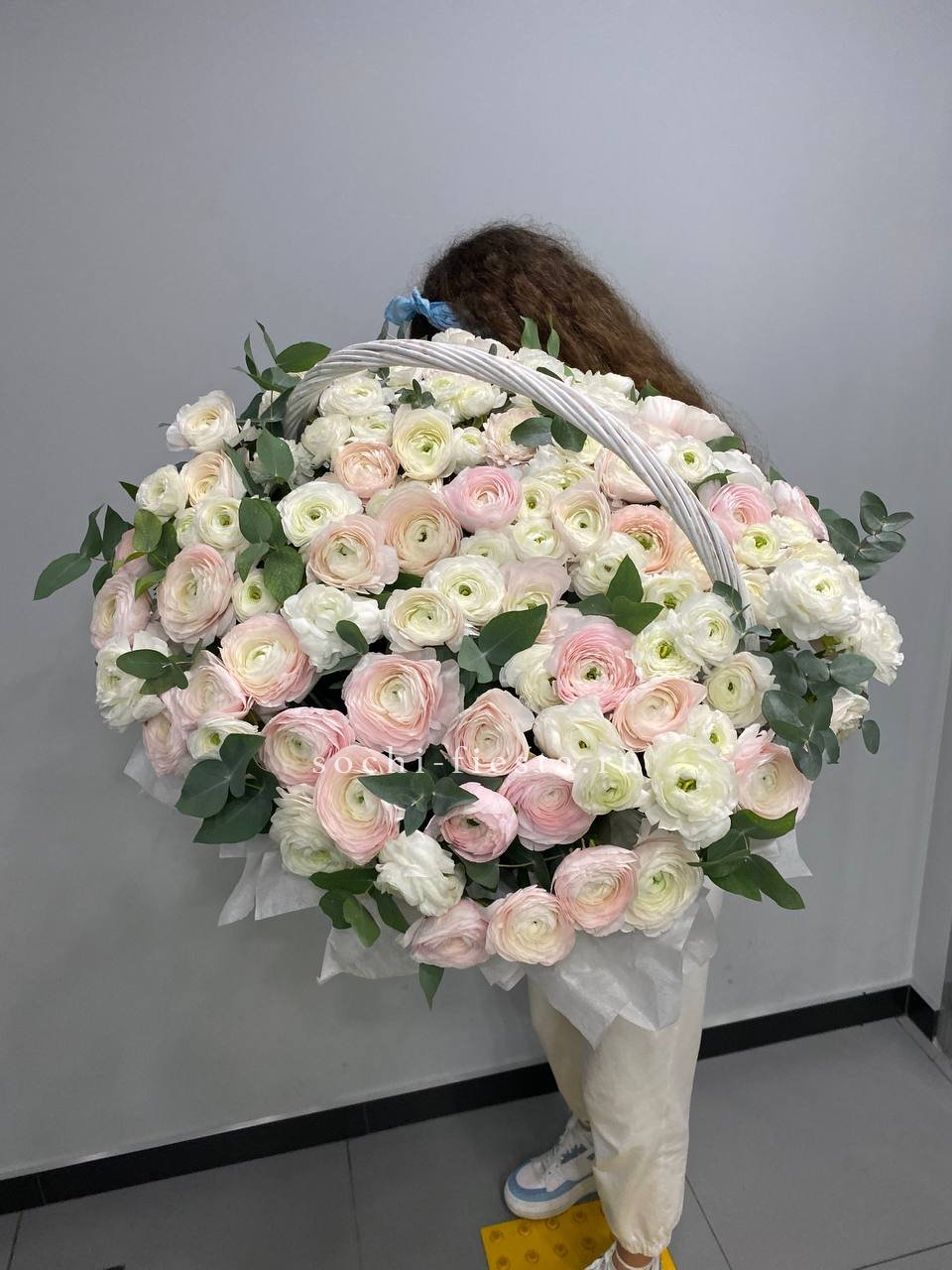 Ранункулюсы в корзине с доставкой в Москве