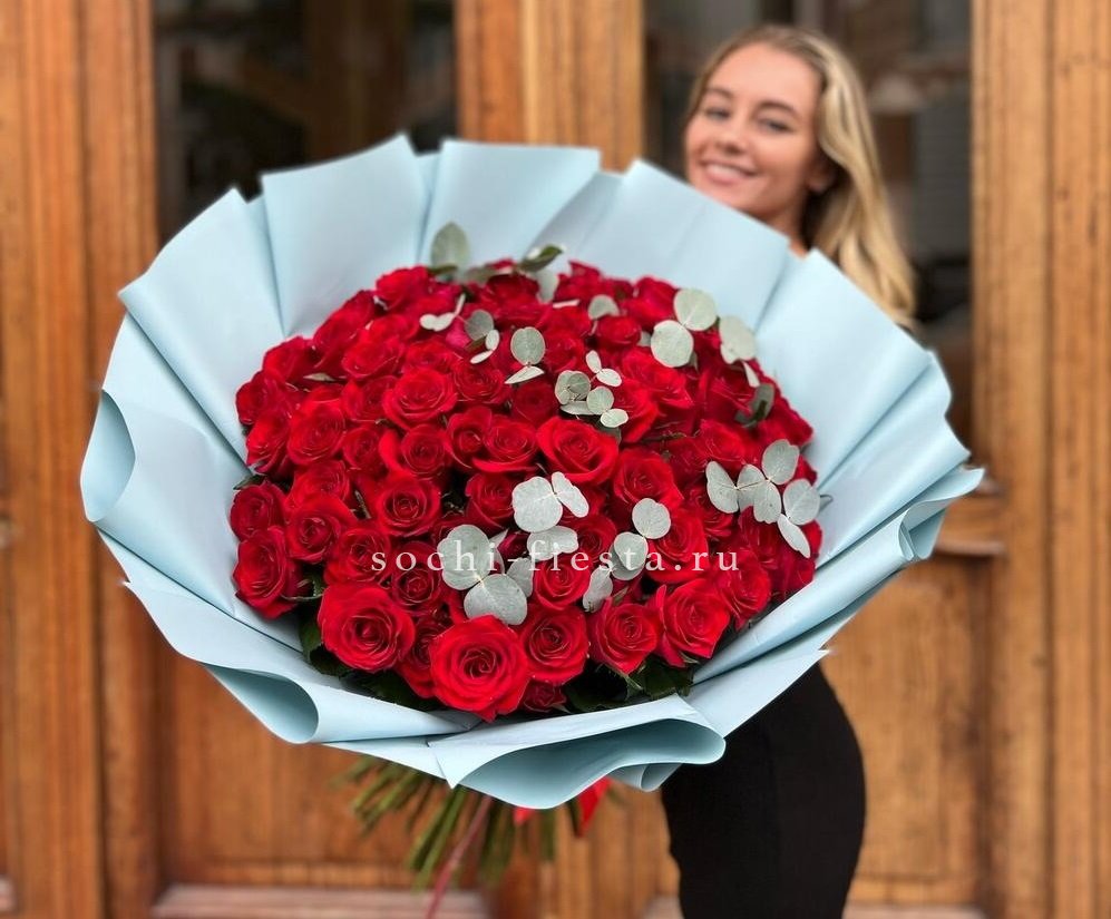 101 красная роза с эвкалиптом в Москве