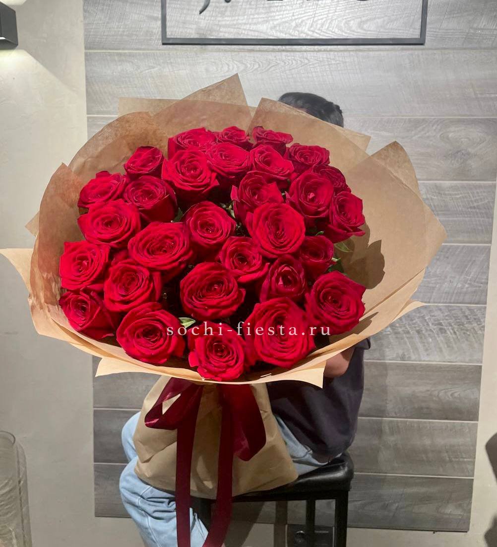 37 красных роз в крафте в Москве