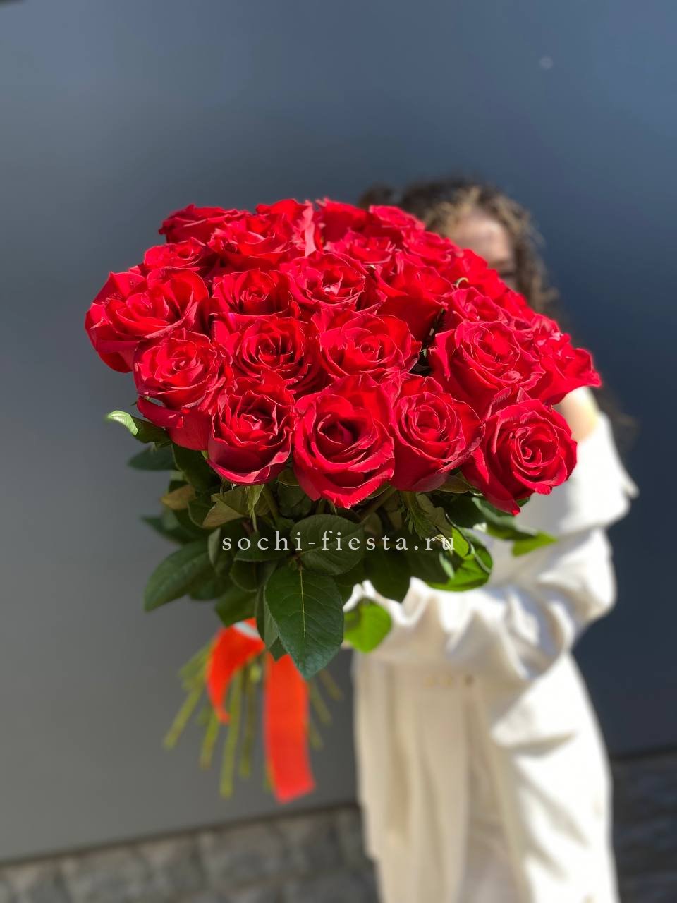 25 высоких красных роз в Москве