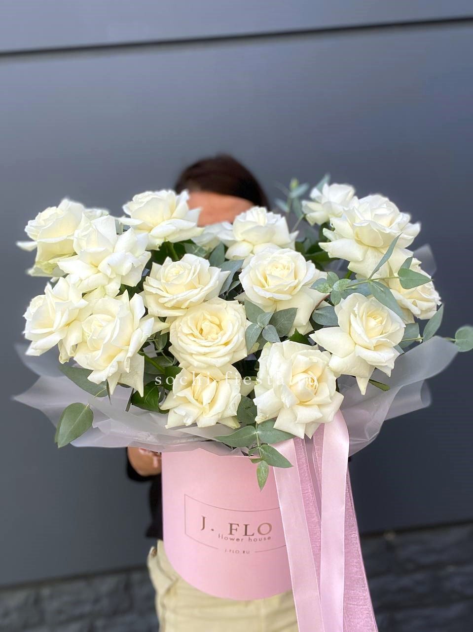 17 Французских белых роз в боксе в Москве