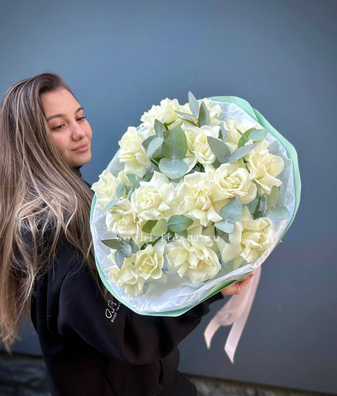 15 Белых французских роз "Notte Bianca" в Москве