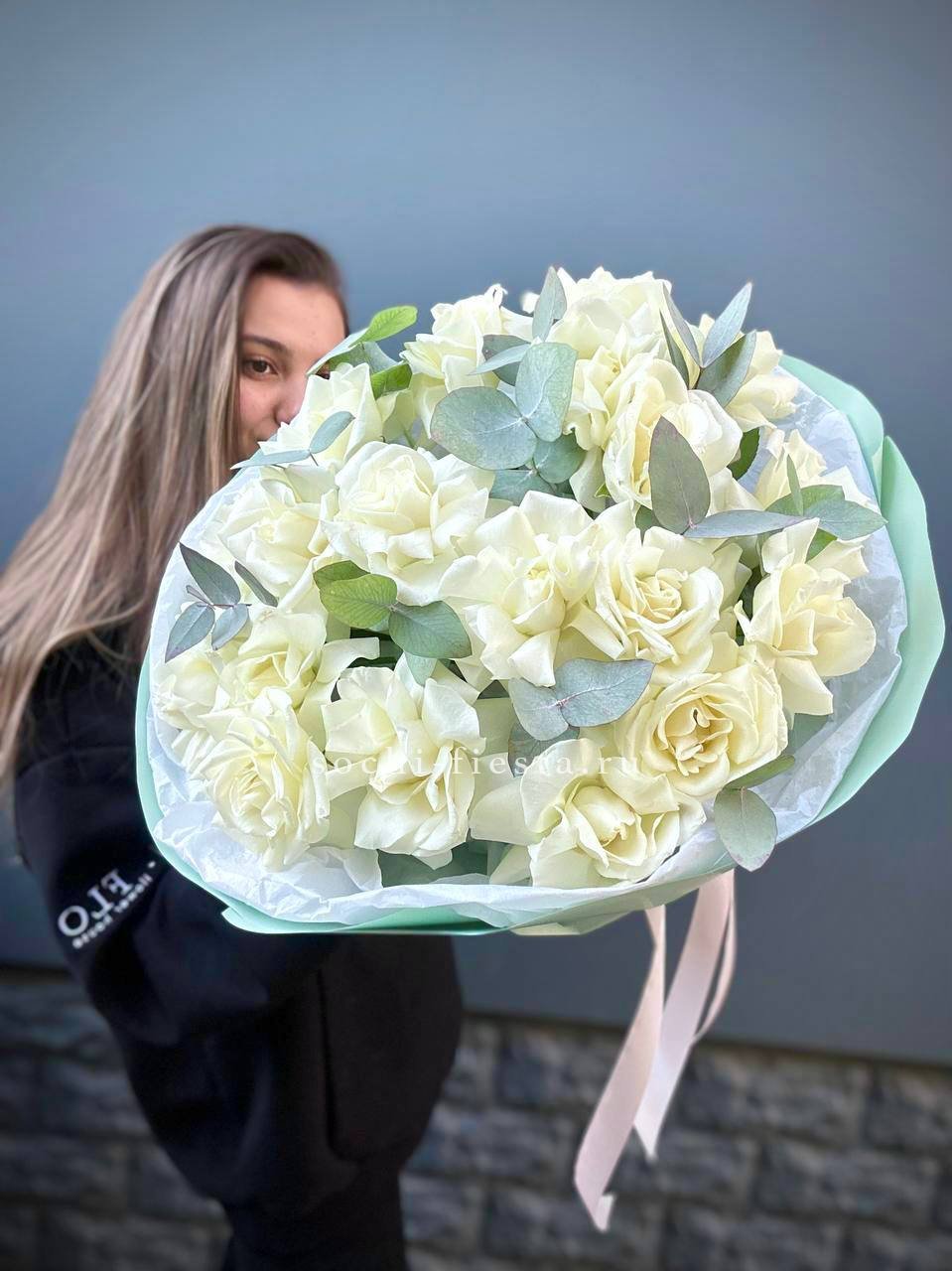 19 Белых французских роз "Notte Bianca" в Москве