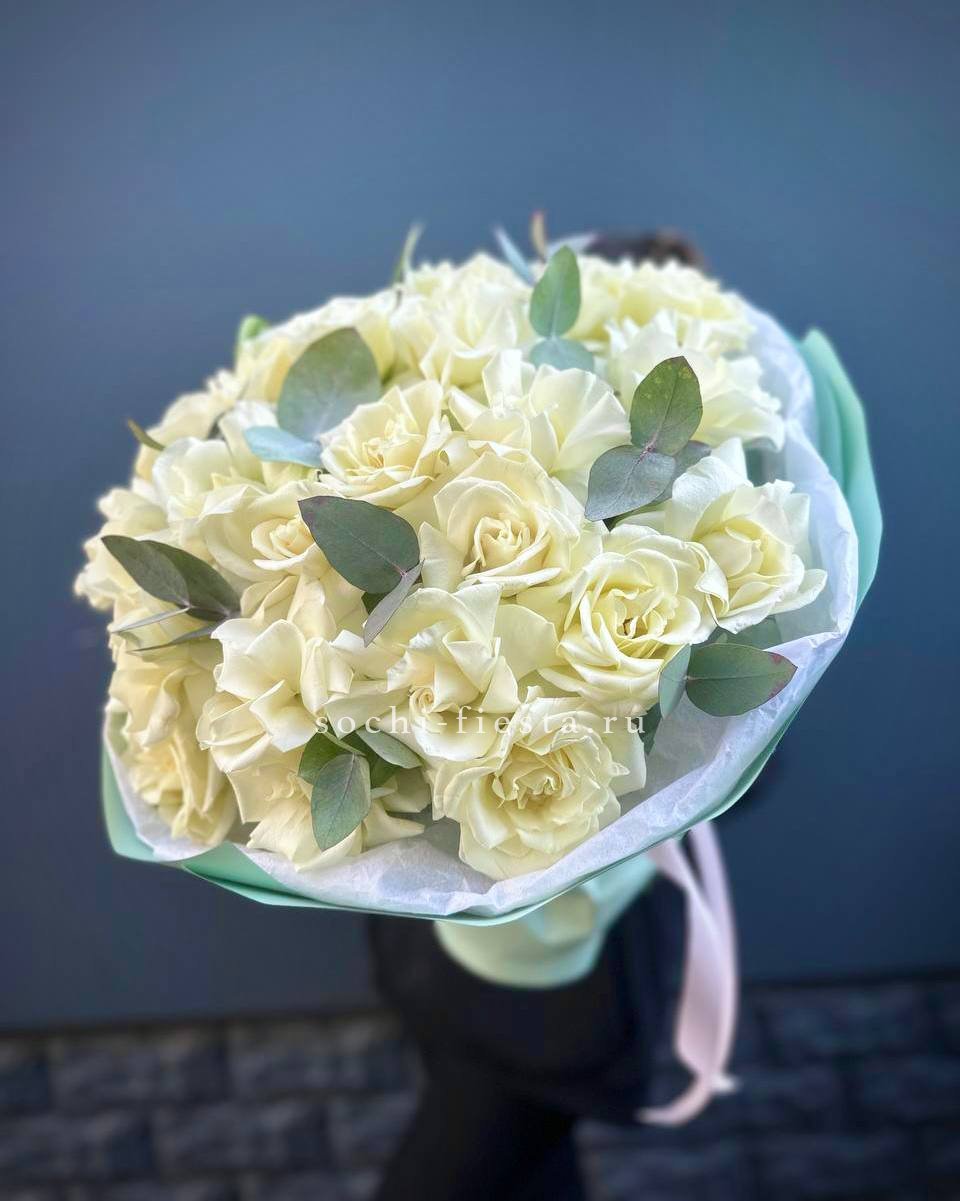 25 Белых французских роз "Notte Bianca" в Москве