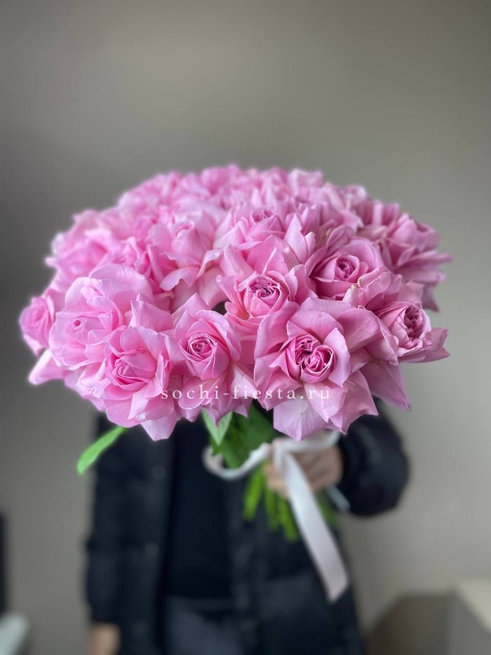 25 розовых французских роз в Москве