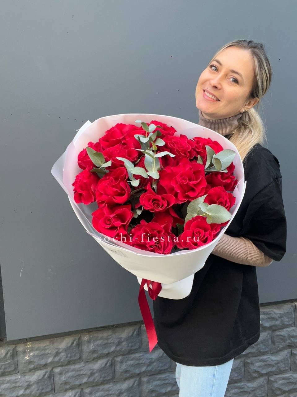 17 Красных французских роз в Москве